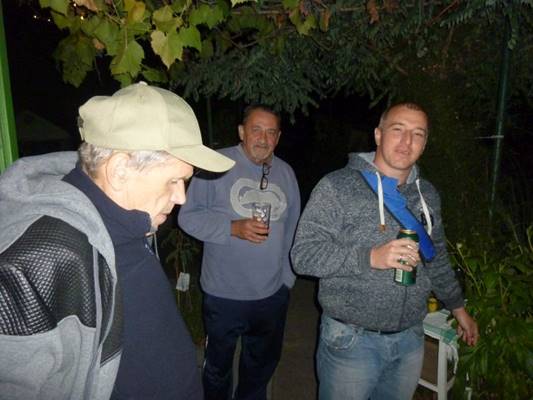 A k�pen szem�ly, �ll�s, szem�lyek, csoport l�that�

Automatikusan gener�lt le�r�s