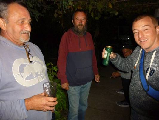 A k�pen szem�ly, szem�lyek, �ll�s l�that�

Automatikusan gener�lt le�r�s