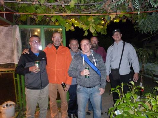 A k�pen szem�ly, �ll�s, csoport, szem�lyek l�that�

Automatikusan gener�lt le�r�s