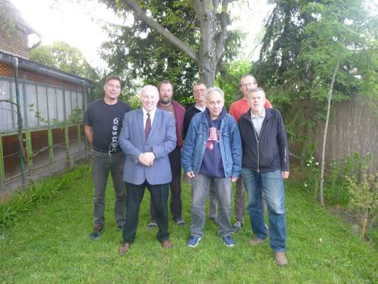 A k�pen f�, fa, k�lt�ri, szem�ly l�that�

Automatikusan gener�lt le�r�s