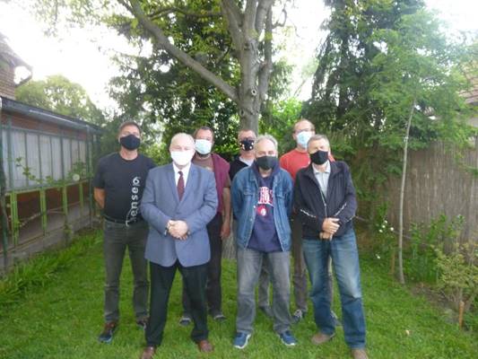 A k�pen f�, fa, k�lt�ri, szem�ly l�that�

Automatikusan gener�lt le�r�s