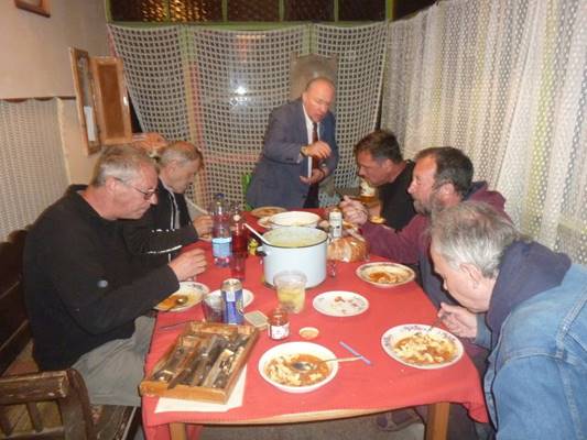 A k�pen szem�ly, asztal, belt�ri, szem�lyek l�that�

Automatikusan gener�lt le�r�s