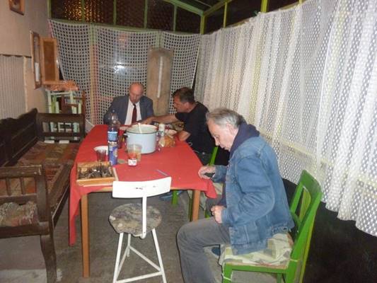 A k�pen f�gg�ny, szem�ly, belt�ri, padl� l�that�

Automatikusan gener�lt le�r�s