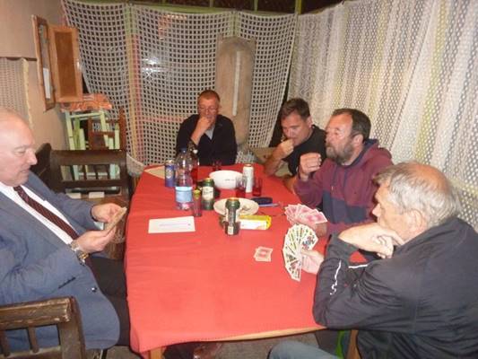 A k�pen szem�ly, belt�ri, �l�, csoport l�that�

Automatikusan gener�lt le�r�s