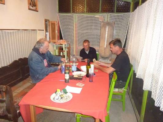 A k�pen asztal, belt�ri, szem�ly, �tkez�asztal l�that�

Automatikusan gener�lt le�r�s