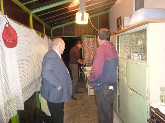 A k�pen belt�ri, padl�, szem�ly, �ll�s l�that�

Automatikusan gener�lt le�r�s