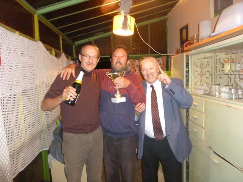 A k�pen szem�ly, belt�ri, modellt �ll�s, �ll�s l�that�

Automatikusan gener�lt le�r�s