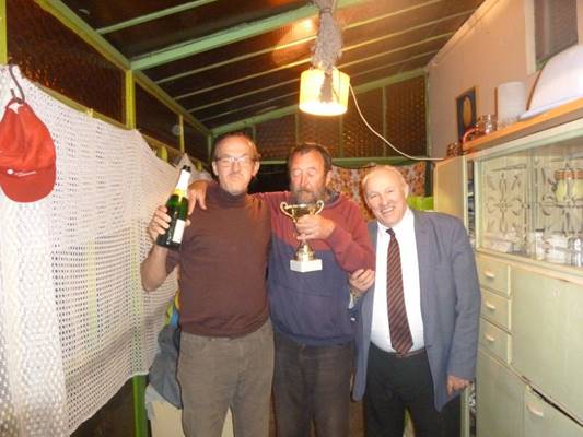 A k�pen szem�ly, belt�ri, �ll�s, modellt �ll�s l�that�

Automatikusan gener�lt le�r�s