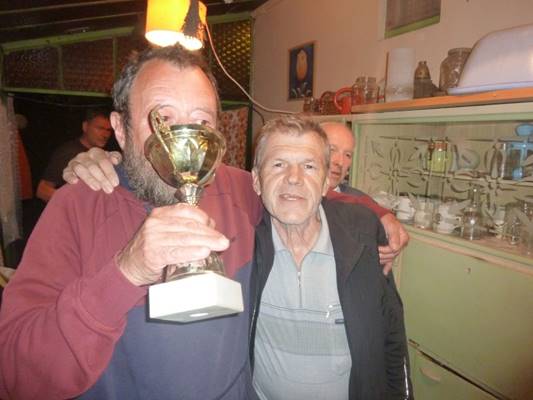 A k�pen szem�ly, belt�ri, bor l�that�

Automatikusan gener�lt le�r�s