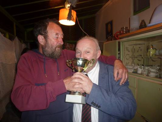 A k�pen szem�ly, bor, belt�ri, f�rfi l�that�

Automatikusan gener�lt le�r�s