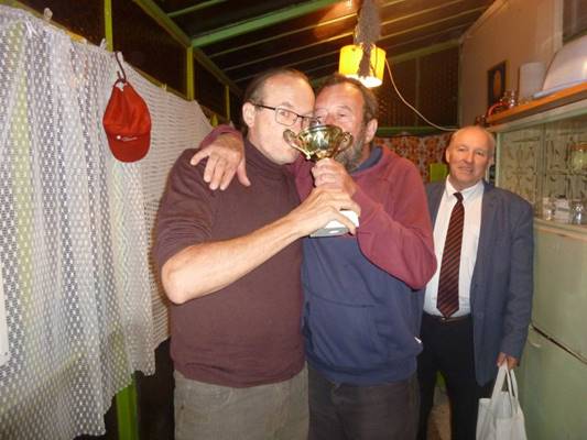 A k�pen szem�ly, belt�ri, f�rfi, �ll�s l�that�

Automatikusan gener�lt le�r�s