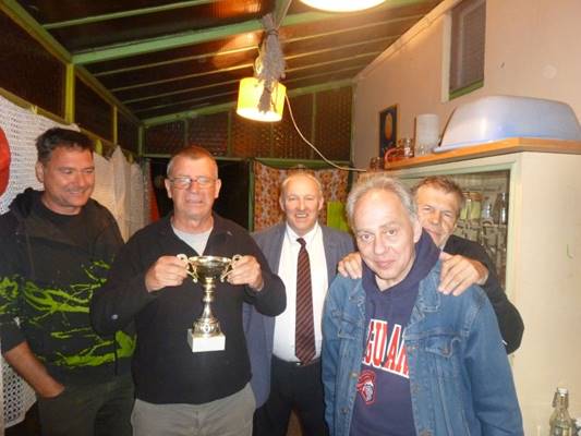 A k�pen szem�ly, fal, belt�ri, �ll�s l�that�

Automatikusan gener�lt le�r�s