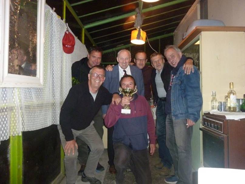 A k�pen szem�ly, �ll�s, belt�ri, szem�lyek l�that�

Automatikusan gener�lt le�r�s