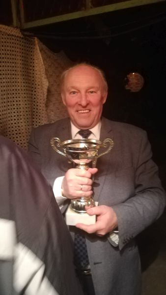 A k�pen szem�ly, ruh�zat, ember, Emberi arc l�that�

Automatikusan gener�lt le�r�s