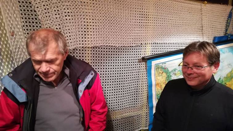 A k�pen szem�ly, ruh�zat, Emberi arc, mosoly l�that�

Automatikusan gener�lt le�r�s