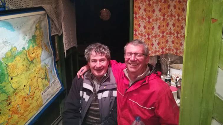 A k�pen szem�ly, ruh�zat, Emberi arc, t�rk�p l�that�

Automatikusan gener�lt le�r�s