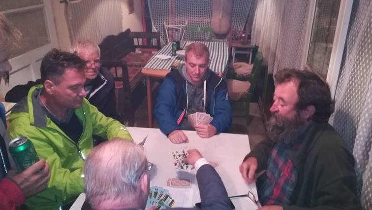 A k�pen szem�ly, Emberi arc, ruh�zat, ember l�that�

Automatikusan gener�lt le�r�s