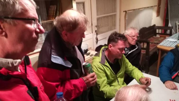 A k�pen ruh�zat, szem�ly, Emberi arc, ember l�that�

Automatikusan gener�lt le�r�s