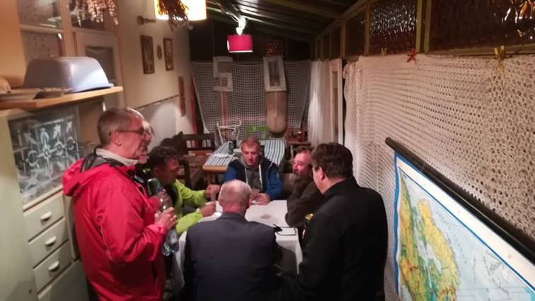 A k�pen ruh�zat, szem�ly, ember, fedett p�ly�s l�that�

Automatikusan gener�lt le�r�s