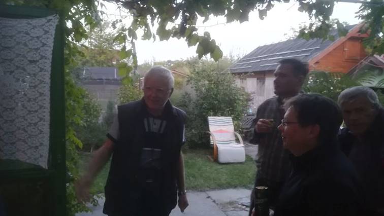 A k�pen ruh�zat, szem�ly, k�lt�ri, ember l�that�

Automatikusan gener�lt le�r�s