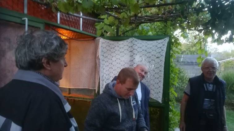 A k�pen ruh�zat, szem�ly, fa, Emberi arc l�that�

Automatikusan gener�lt le�r�s