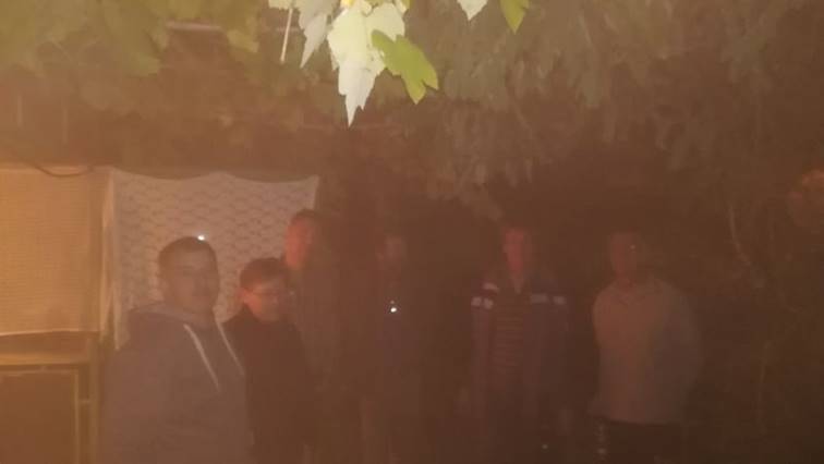 A k�pen szem�ly, ruh�zat, ember, emberek l�that�

Automatikusan gener�lt le�r�s